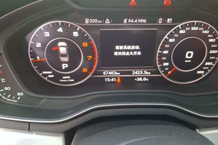 Used Audi A4L 2019 40 TFSI Fashion Edition China VI Emission Standard Odometer Close Up