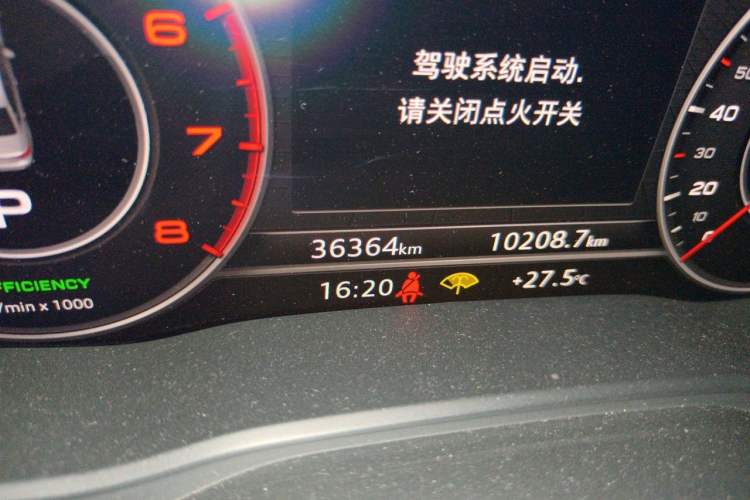Used Audi A4L 2019 40 TFSI Fashion Edition China VI Emission Standard Odometer Close Up