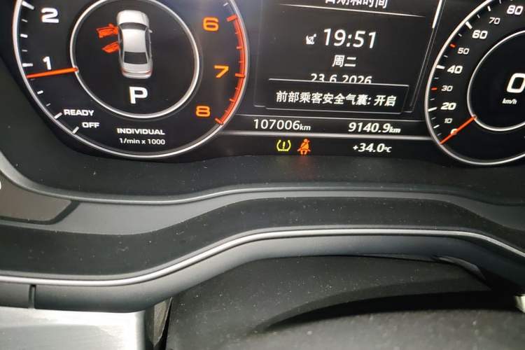 Used Audi A4L 2019 40 TFSI Fashion Edition China VI Emission Standard Odometer Close Up