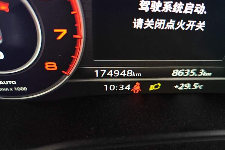 Used Audi A4L 2019 40 TFSI Fashion Edition China VI Emission Standard Odometer Close Up