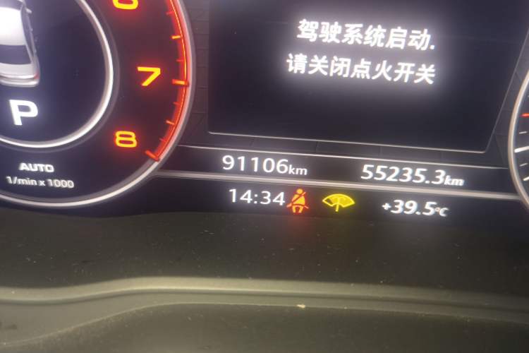 Used Audi A4L 2019 40 TFSI Fashion Edition China VI Emission Standard Odometer Close Up