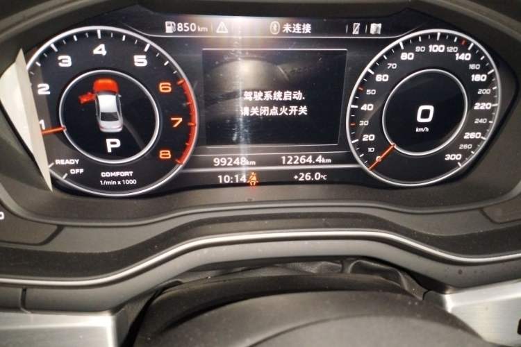Used Audi A4L 2019 40 TFSI Fashion Edition China VI Emission Standard Odometer Close Up
