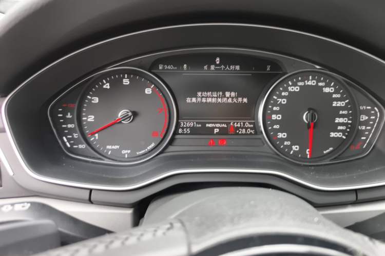Used Audi A4L 2019 40 TFSI Ambition China VI Odometer Close Up