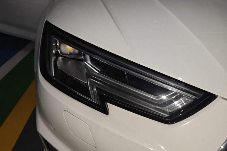 Used Audi A4L 2019 40 TFSI Fashion Edition China VI Emission Standard Right Front Headlight