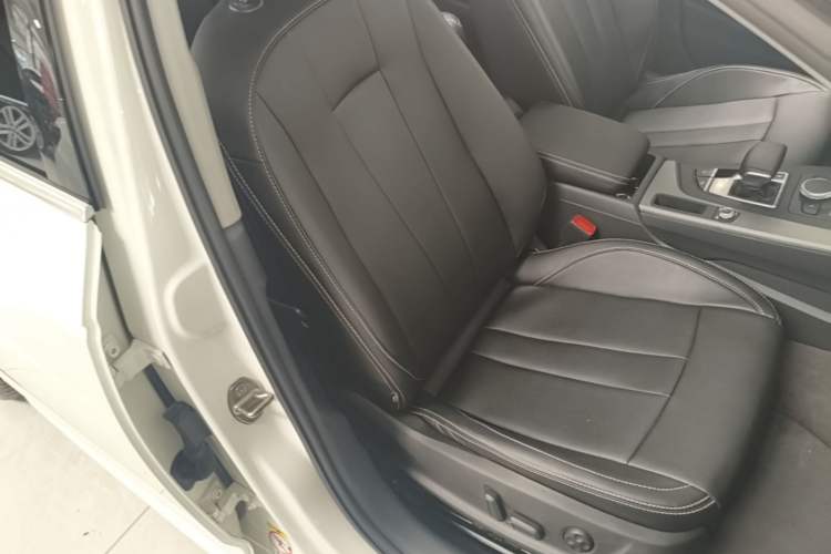 Used Audi A4L 2019 40 TFSI Ambition China VI Right Front Seat
