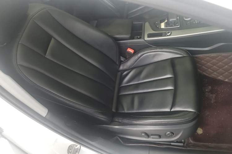 Used Audi A4L 2019 40 TFSI Ambition China VI Right Front Seat