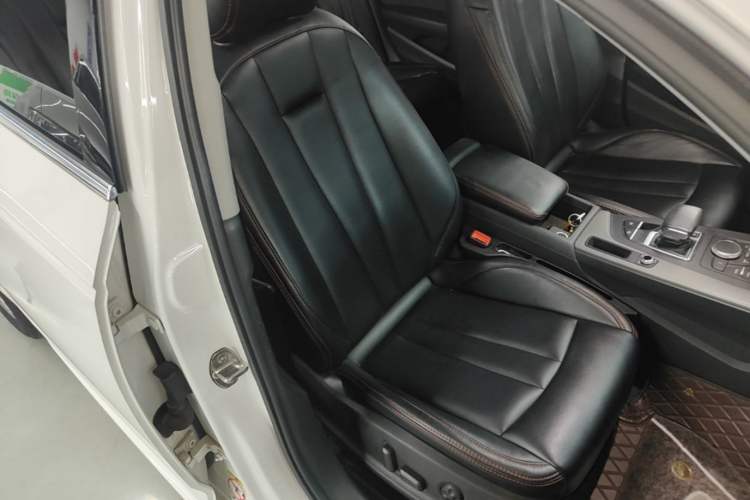 Used Audi A4L 2019 40 TFSI Ambition China VI Right Front Seat