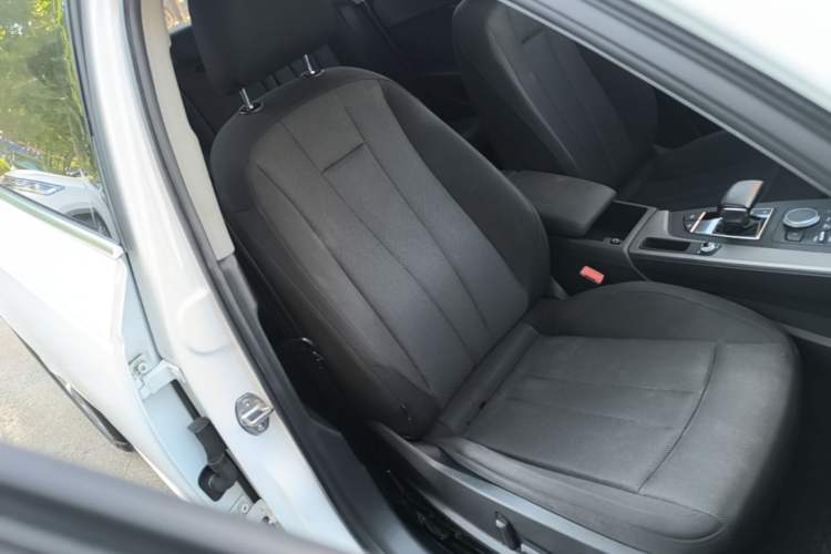 Used Audi A4L 2019 40 TFSI Ambition China VI Right Front Seat