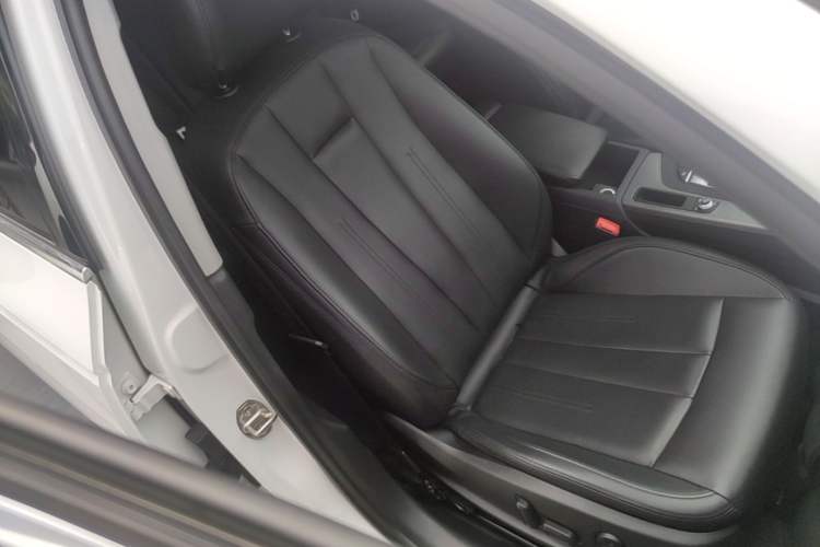 Used Audi A4L 2019 40 TFSI Ambition China VI Right Front Seat