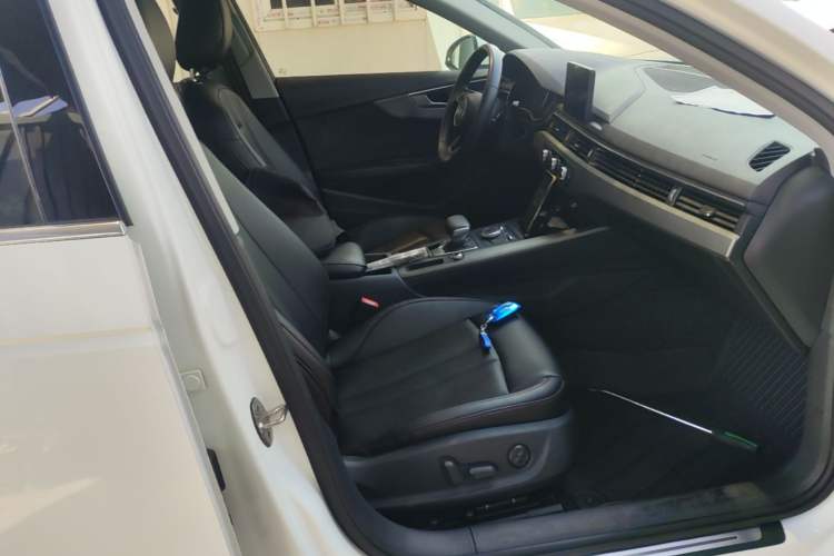 Used Audi A4L 2019 40 TFSI Ambition China VI Right Front Seat