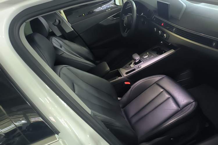 Used Audi A4L 2019 40 TFSI Ambition China VI Right Front Seat