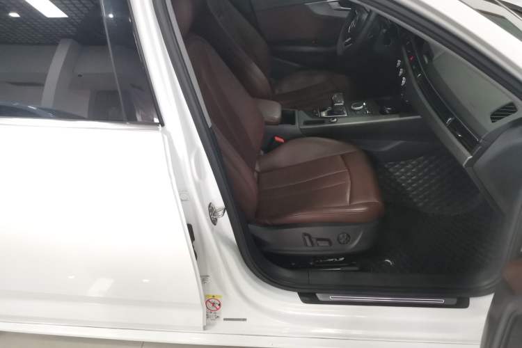 Used Audi A4L 2019 40 TFSI Ambition China VI Right Front Seat