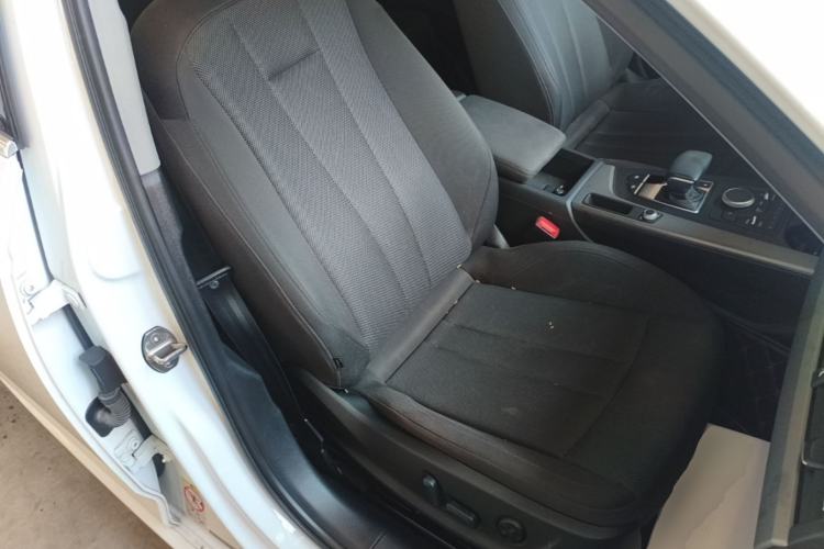 Used Audi A4L 2019 40 TFSI Ambition China VI Right Front Seat