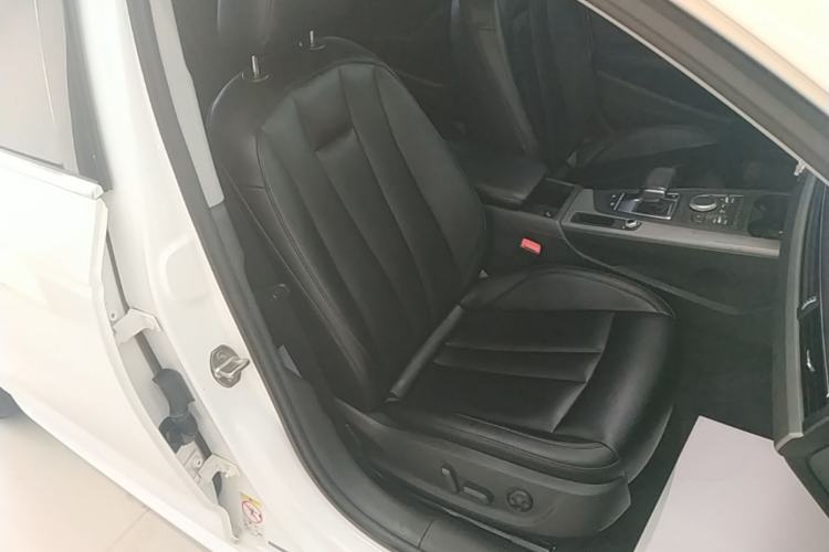 Used Audi A4L 2019 40 TFSI Ambition China VI Right Front Seat