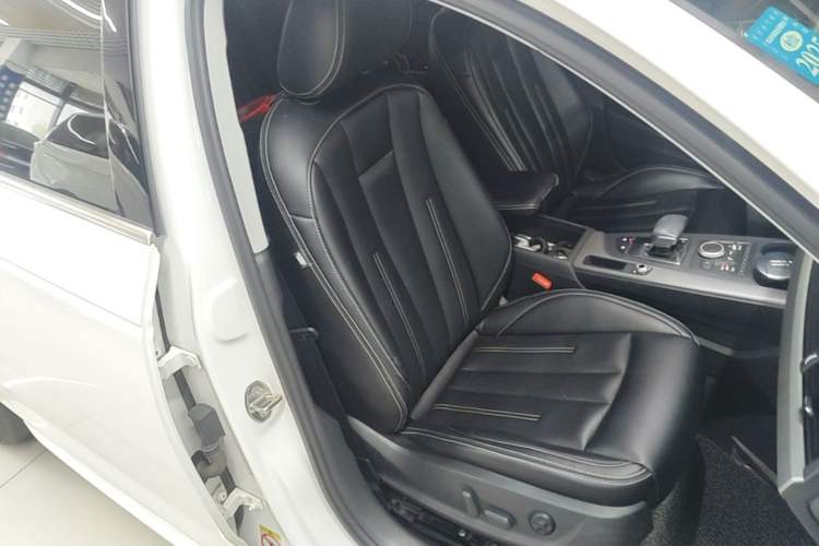 Used Audi A4L 2019 40 TFSI Ambition China VI Right Front Seat