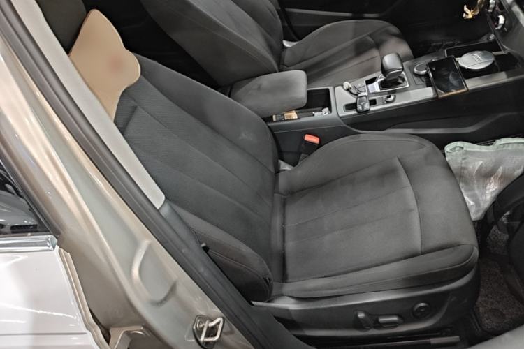 Used Audi A4L 2019 40 TFSI Ambition China VI Right Front Seat