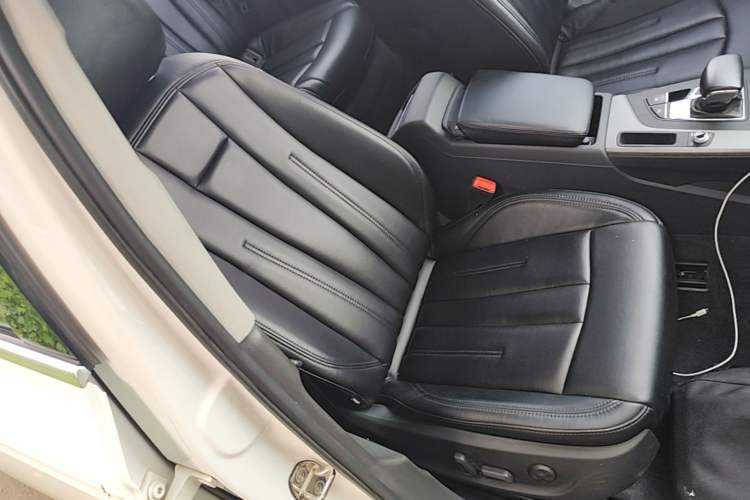 Used Audi A4L 2019 40 TFSI Ambition China VI Right Front Seat