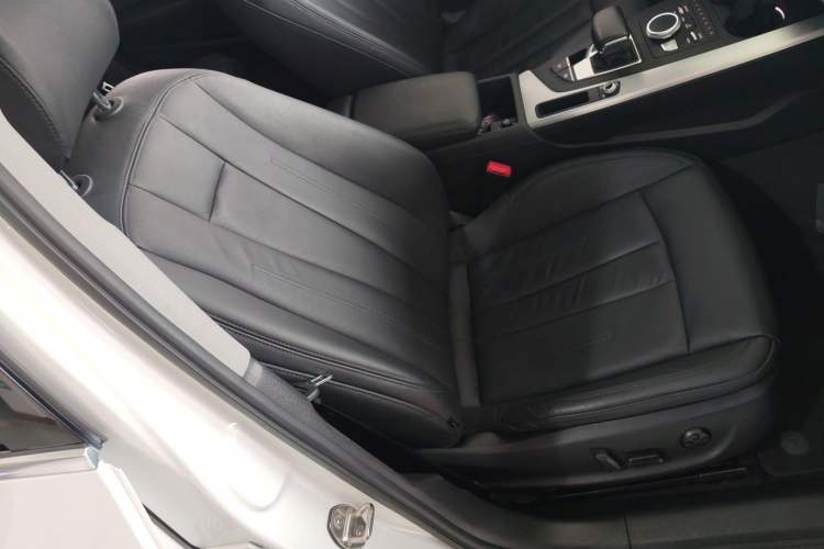 Used Audi A4L 2019 40 TFSI Fashion Edition China VI Emission Standard Right Front Seat