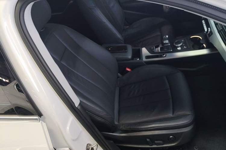 Used Audi A4L 2019 40 TFSI Fashion Edition China VI Emission Standard Right Front Seat