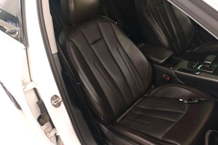 Used Audi A4L 2019 40 TFSI Ambition China VI Right Front Seat