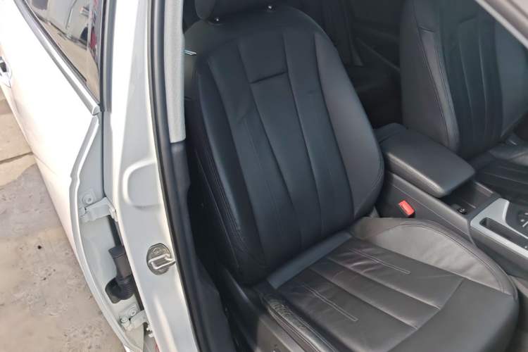 Used Audi A4L 2019 40 TFSI Fashion Edition China VI Emission Standard Right Front Seat