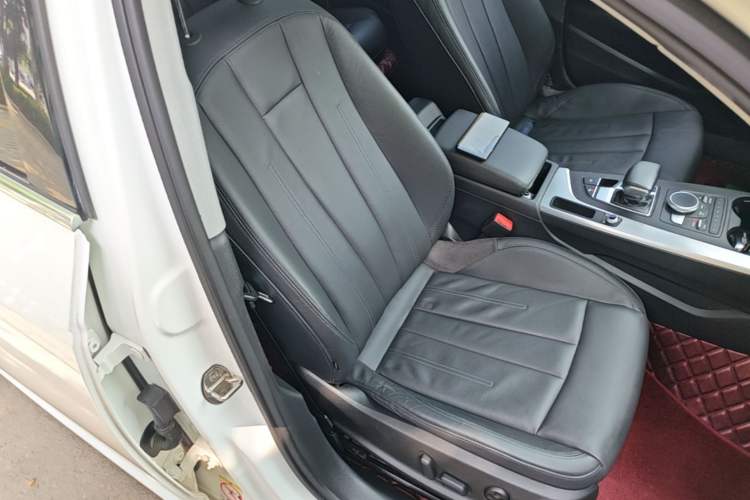 Used Audi A4L 2019 40 TFSI Fashion Edition China VI Emission Standard Right Front Seat
