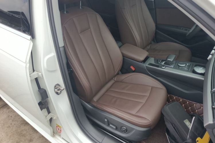 Used Audi A4L 2019 40 TFSI Ambition China VI Right Front Seat