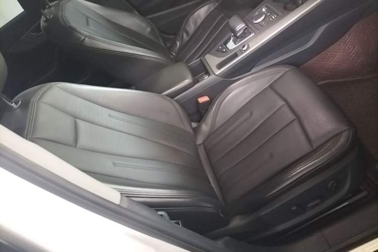 Used Audi A4L 2019 40 TFSI Ambition China VI Right Front Seat