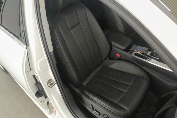 Used Audi A4L 2019 40 TFSI Fashion Edition China VI Emission Standard Right Front Seat