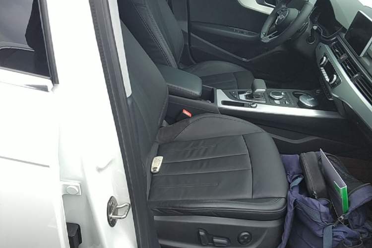 Used Audi A4L 2019 40 TFSI Fashion Edition China VI Emission Standard Right Front Seat
