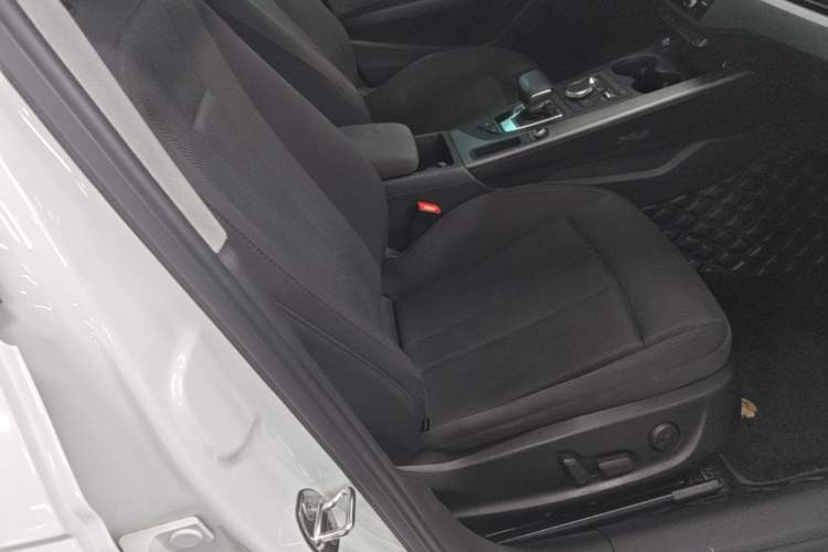 Used Audi A4L 2019 40 TFSI Ambition China VI Right Front Seat