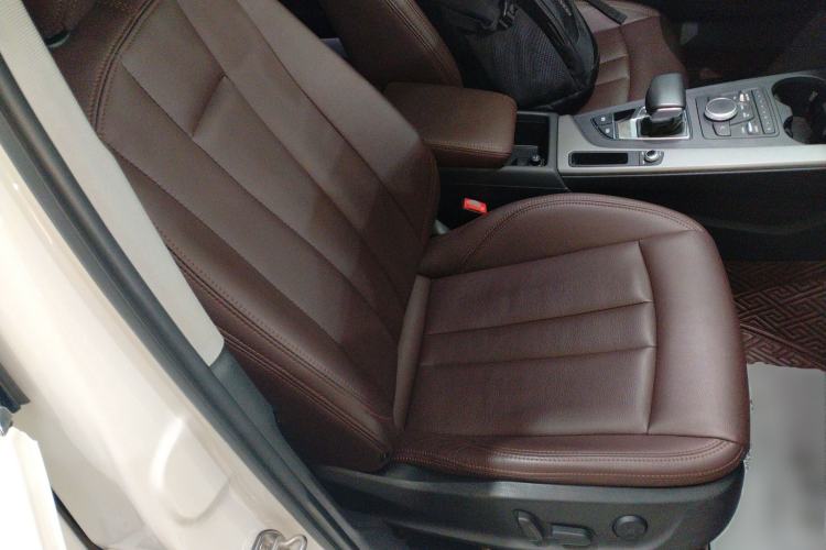 Used Audi A4L 2019 40 TFSI Ambition China VI Right Front Seat