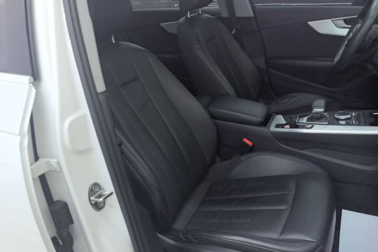 Used Audi A4L 2019 40 TFSI Fashion Edition China VI Emission Standard Right Front Seat