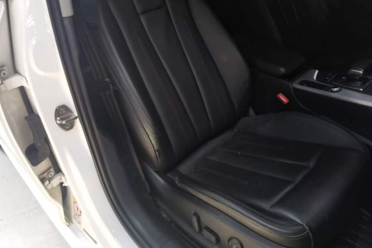 Used Audi A4L 2019 40 TFSI Fashion Edition China VI Emission Standard Right Front Seat