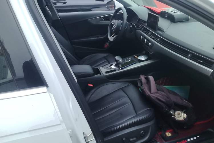 Used Audi A4L 2019 40 TFSI Ambition China VI Right Front Seat