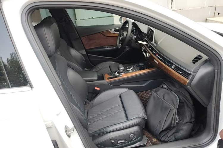 Used Audi A4L 2019 40 TFSI Sporty Version China VI Right Front Seat