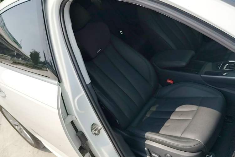 Used Audi A4L 2019 40 TFSI Ambition China VI Right Front Seat