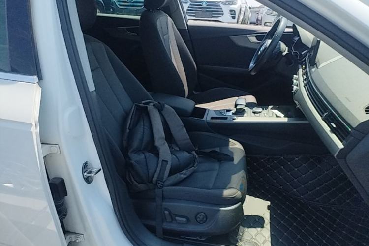 Used Audi A4L 2019 40 TFSI Ambition China VI Right Front Seat