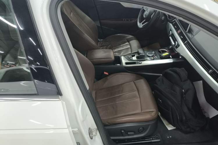 Used Audi A4L 2019 40 TFSI Fashion Edition China VI Emission Standard Right Front Seat