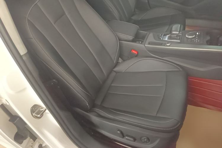 Used Audi A4L 2019 40 TFSI Ambition China VI Right Front Seat