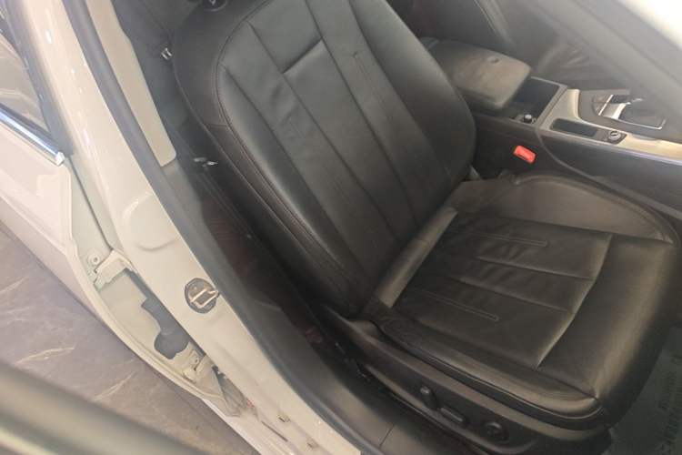 Used Audi A4L 2019 40 TFSI Fashion Edition China VI Emission Standard Right Front Seat