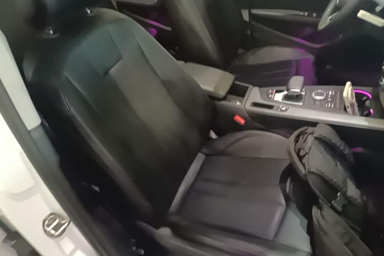 Used Audi A4L 2019 40 TFSI Ambition China VI Right Front Seat