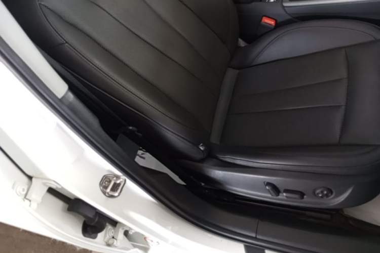 Used Audi A4L 2019 40 TFSI Ambition China VI Right Front Seat