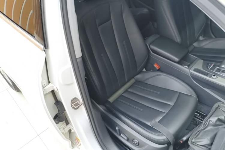 Used Audi A4L 2019 40 TFSI Ambition China VI Right Front Seat