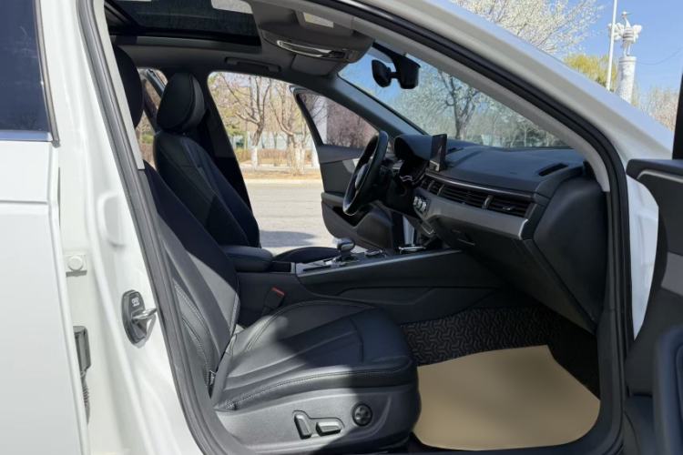 Used Audi A4L 2019 40 TFSI Ambition China VI Right Front Seat