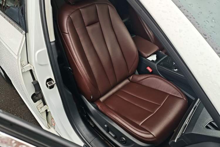 Used Audi A4L 2019 40 TFSI Ambition China VI Right Front Seat
