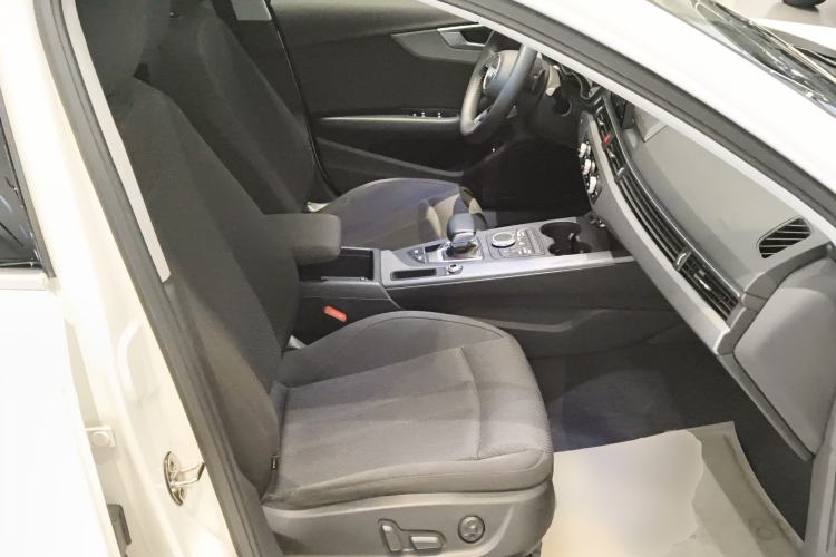 Used Audi A4L 2019 40 TFSI Ambition China VI Right Front Seat