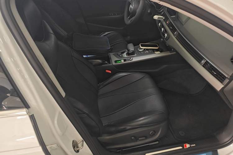 Used Audi A4L 2019 40 TFSI Ambition China VI Right Front Seat