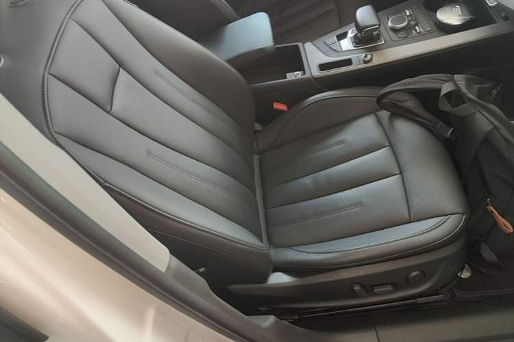 Used Audi A4L 2019 40 TFSI Ambition China VI Right Front Seat