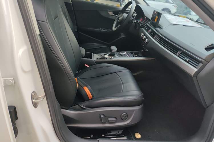 Used Audi A4L 2019 35 TFSI Ambition China VI Right Front Seat